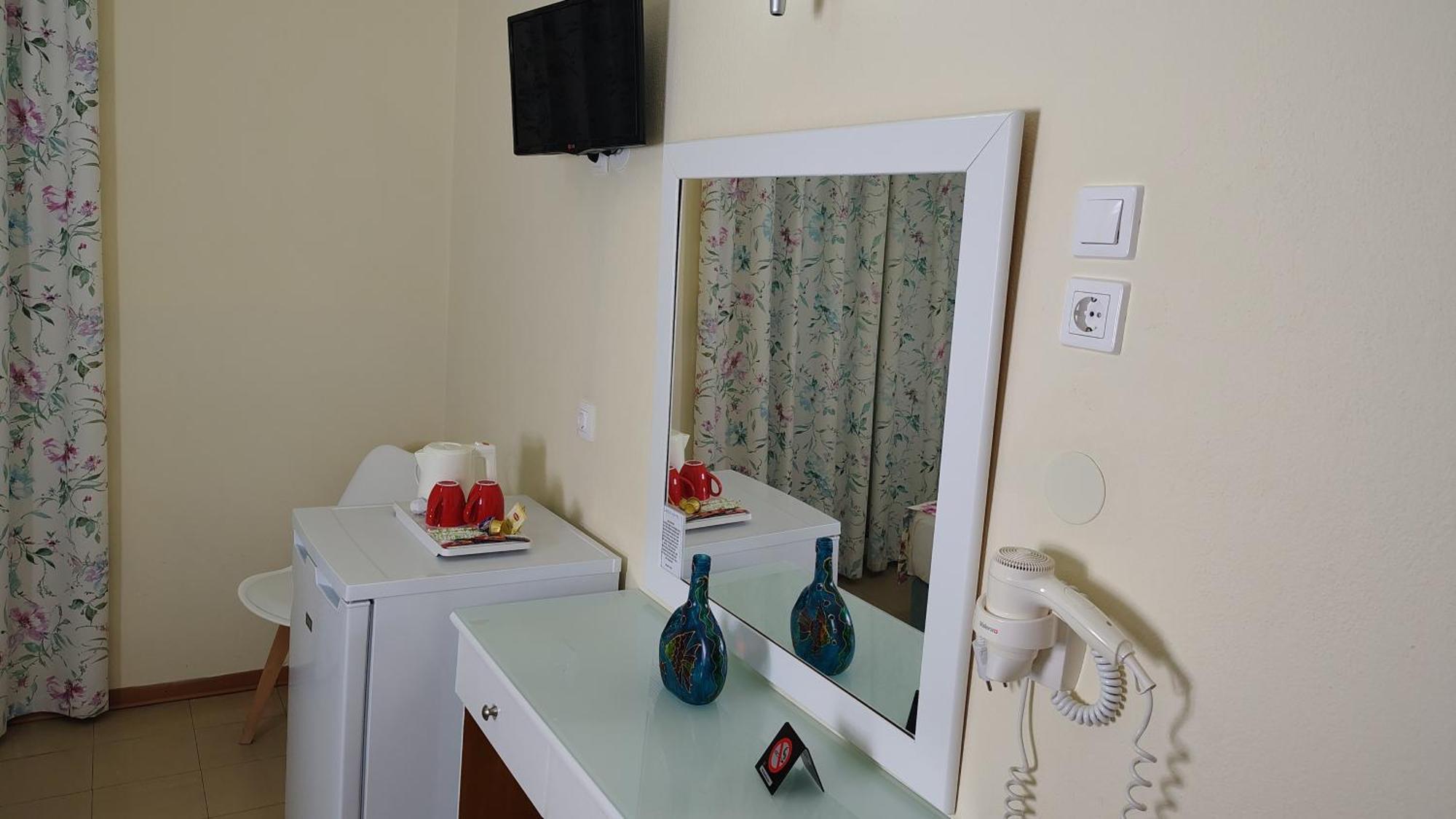 Laios Hotel (Adults Only) ลีเมนาส ภายนอก รูปภาพ