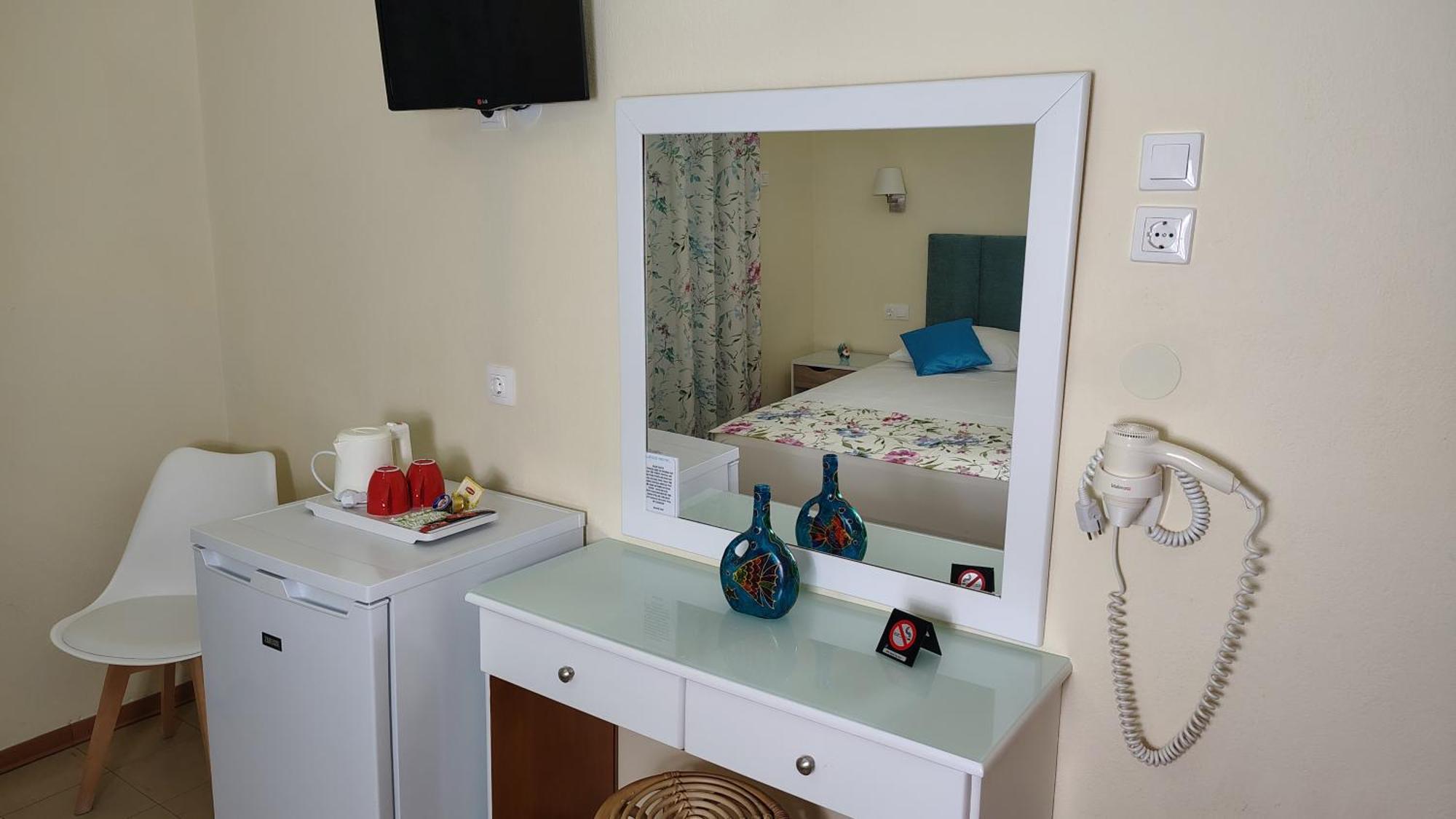 Laios Hotel (Adults Only) ลีเมนาส ภายนอก รูปภาพ