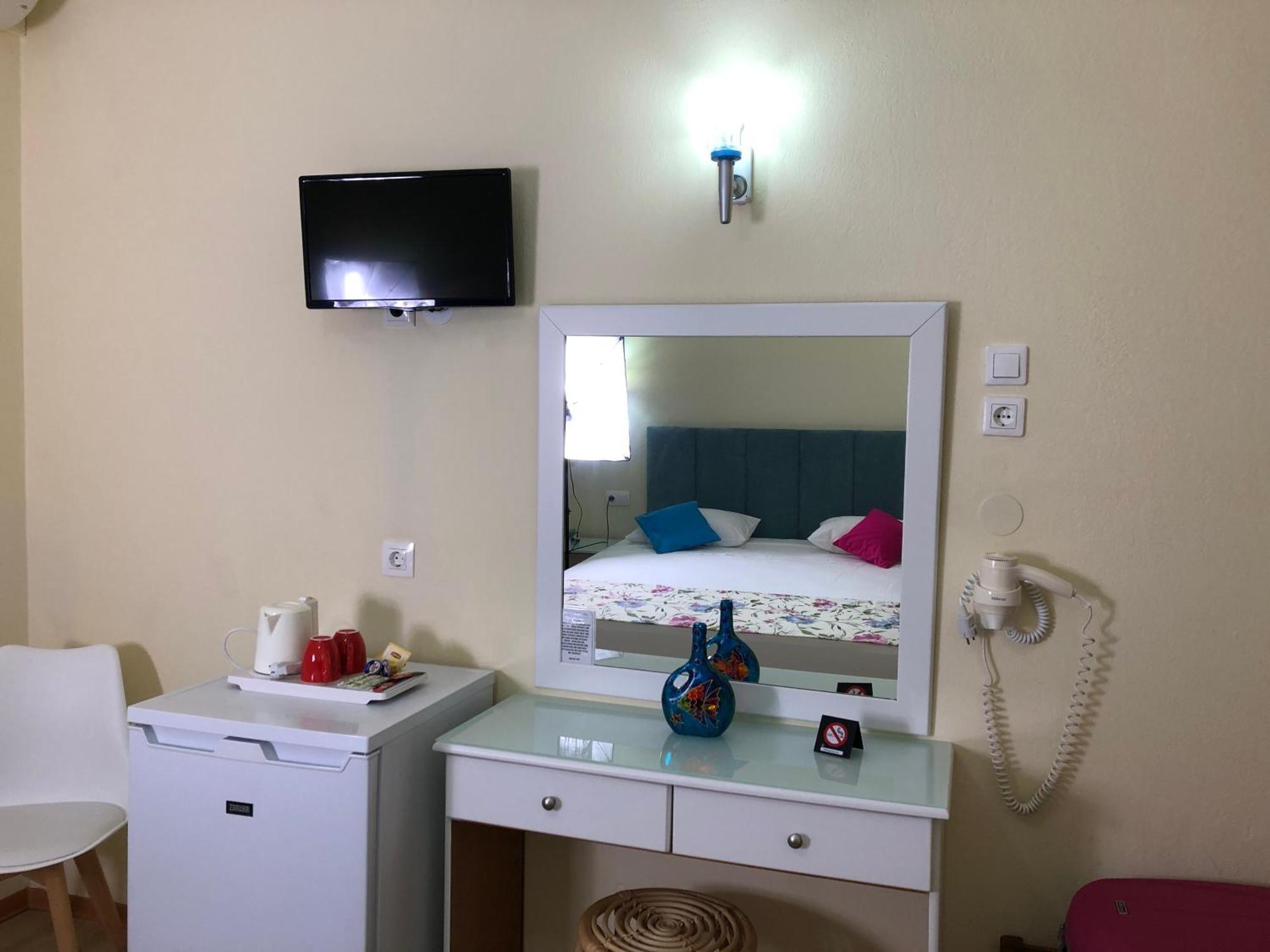 Laios Hotel (Adults Only) ลีเมนาส ภายนอก รูปภาพ