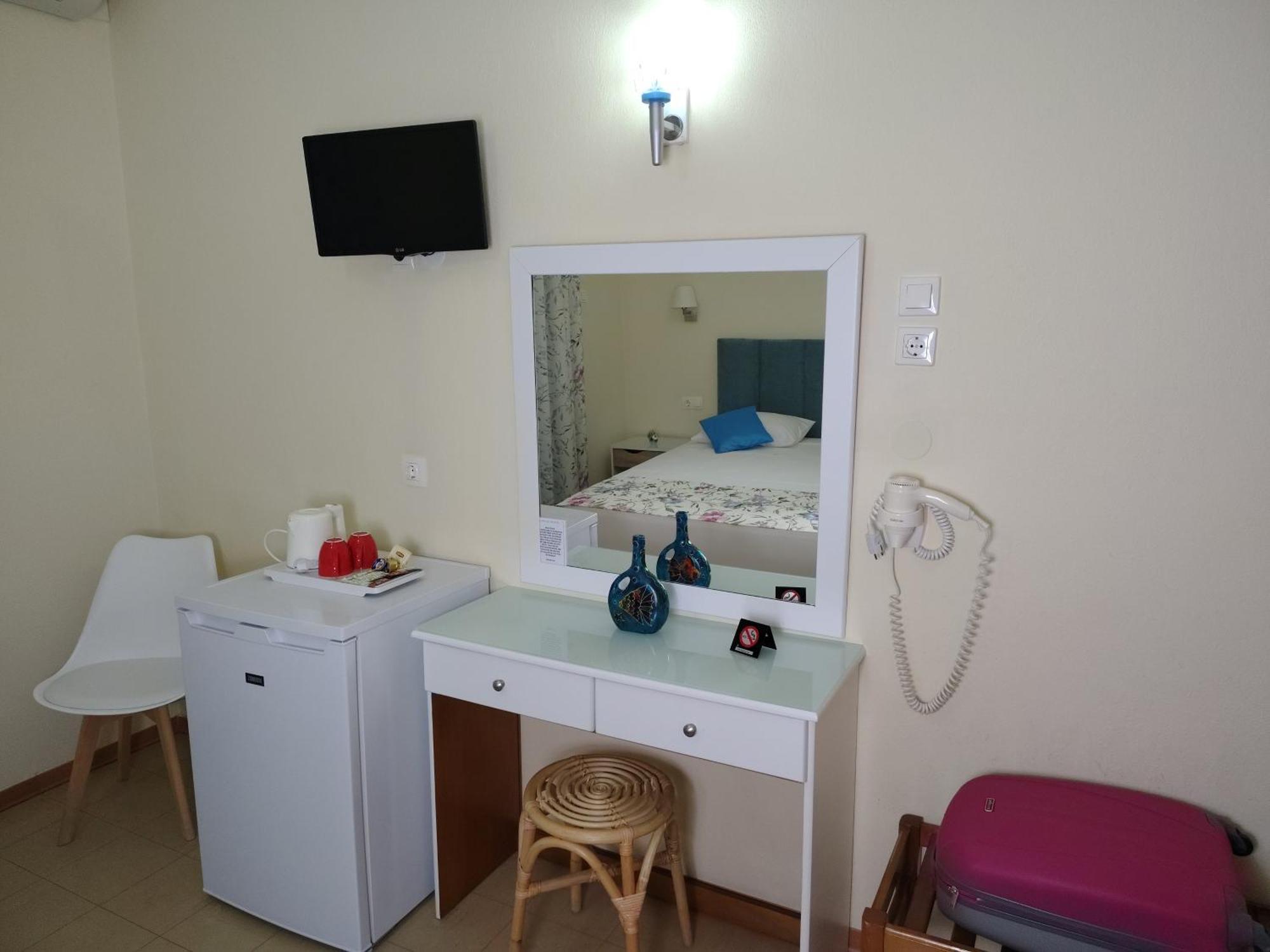 Laios Hotel (Adults Only) ลีเมนาส ภายนอก รูปภาพ